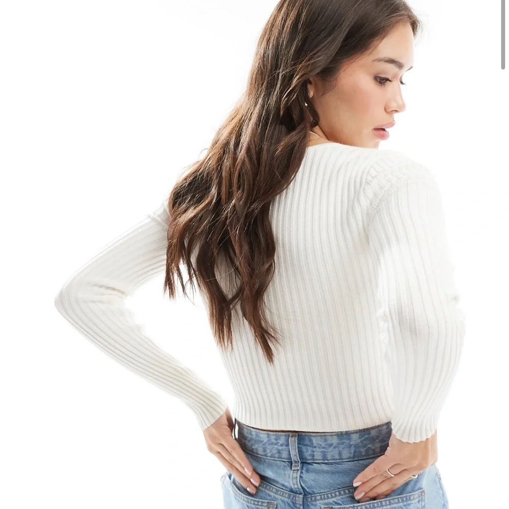 Abercrombie & Fitch | Knit Crossover Cropped Sweater - Picture 3 of 6
